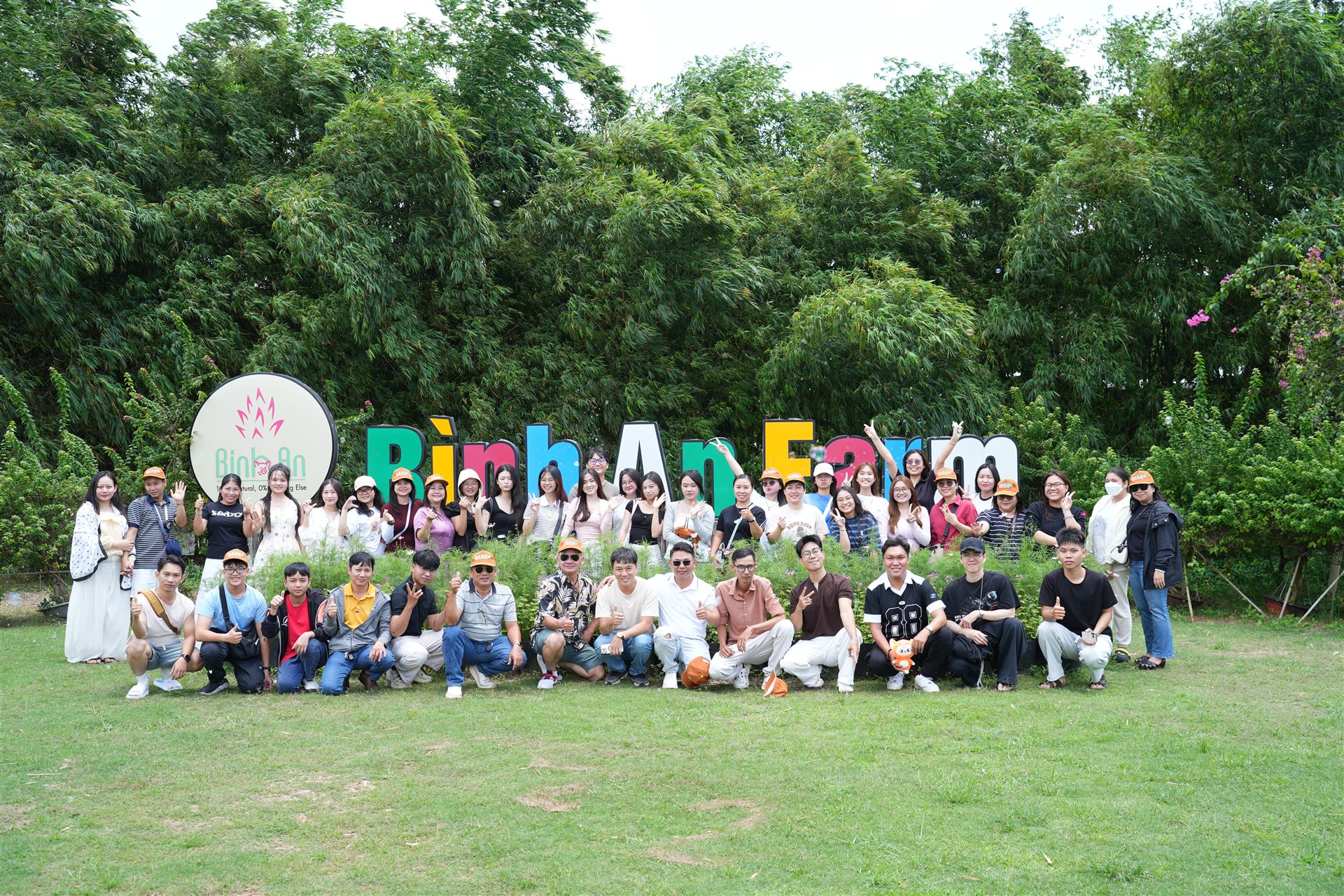 Tập thể TPC chụp ảnh lưu niệm tại Bình An Farm trong chương trình Team Building 2026