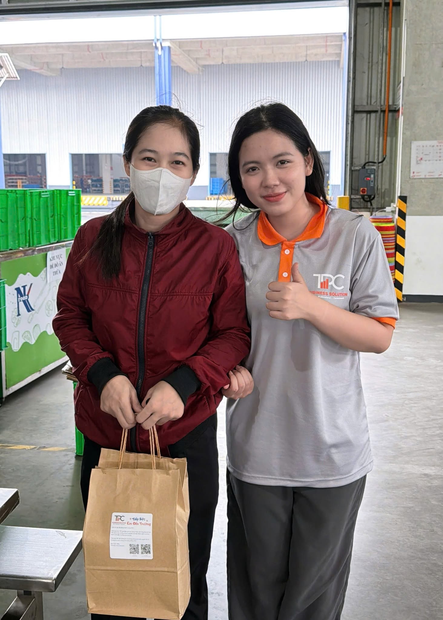 TPC chụp ảnh cùng người lao động và gia đình