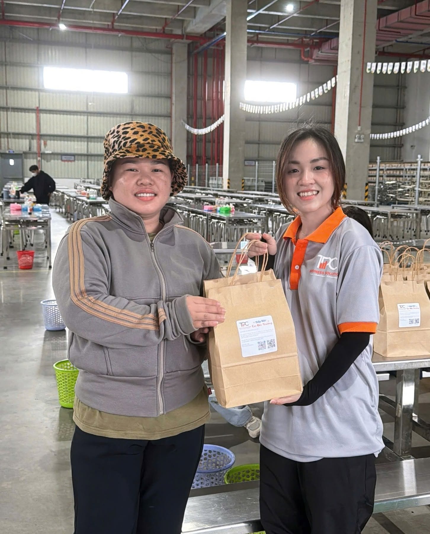 TPC trao quà tiếp sức đến trường cho con em người lao động