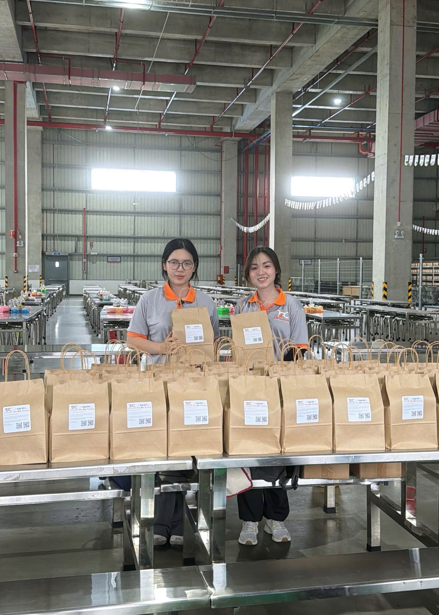 Con em người lao động nhận quà từ chương trình TPC Tiếp Sức Em Đến Trường