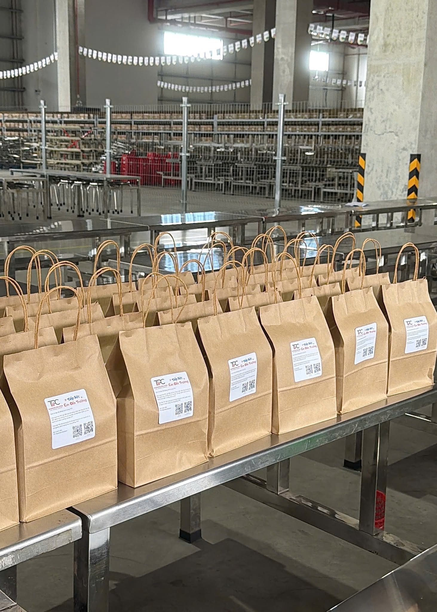 Những phần quà TPC chuẩn bị cho các em trước năm học mới